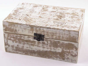 3 Schatzkisten Motiv „Herz“, Geschenkboxen aus Holz weiß gekalkt